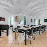 Pet Friendly In With Kitchen *